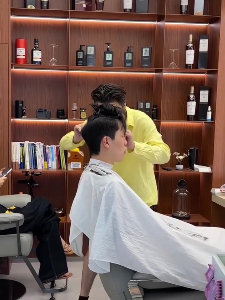 九游娱乐登录入口-换个时兴的发型！杨瀚森训练后做了个头发