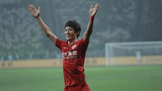 九游娱乐-36 岁 “老黄忠” 王燊超再战一年，“带刀侍卫”靠啥关键时刻总能进球？