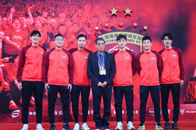 九游娱乐-36 岁 “老黄忠” 王燊超再战一年，“带刀侍卫”靠啥关键时刻总能进球？