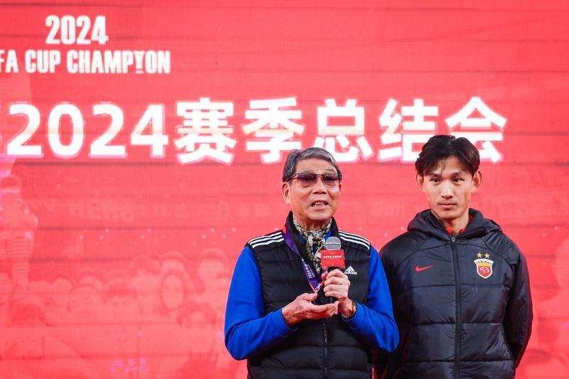 九游娱乐-36 岁 “老黄忠” 王燊超再战一年，“带刀侍卫”靠啥关键时刻总能进球？